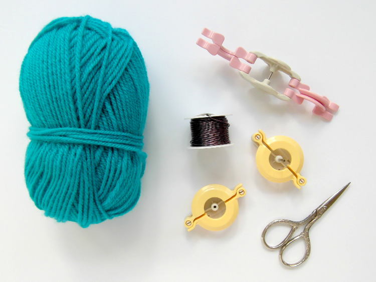 Yarn and Clover pompom maker